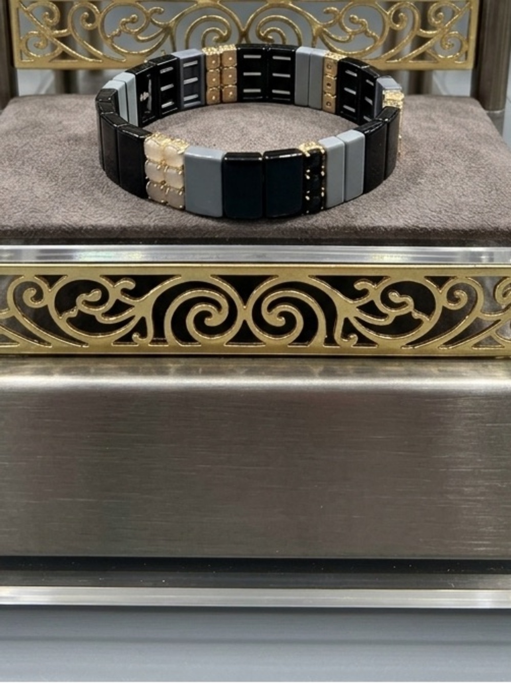 🌸 Modern Black and Gray Tila Bead Stretch Bracelet 🌸